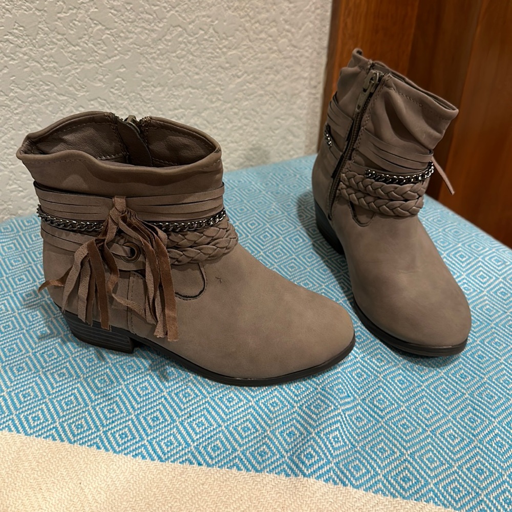 Girls boots